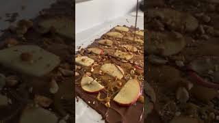 NEW DESSERT IDEAS‼️ CARMEL APPLE BARK😍 SUBSCRIBE TO AdrianasKitchenNMore falltreats light [upl. by Rudiger]