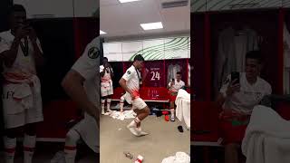 PAQUETÁ DANÇA NO VESTIÁRIO E CELEBRA TÍTULO DO WEST HAM NA LIGA CONFERÊNCIA  shorts  geglobo [upl. by Qulllon]