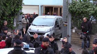 Torre Maura i primi rom lasciano centro accoglienza applausi e saluti romani [upl. by Fitting]