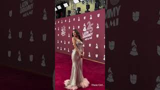 ¿Cómo es el vestidazo de EmiliaMernes  ✨ LatinGrammy emilia [upl. by Anadroj]