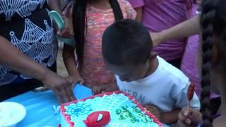 Cumpleaños Mexicano Se Meten Cabeza De Niño En El Pastel [upl. by Joung]