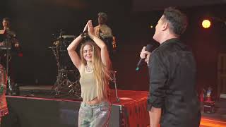 Shakira sorprende a Carlos Vives en concierto de Miami La BicicletaCurrambera  El Tour de los 30 [upl. by Ellehcal]