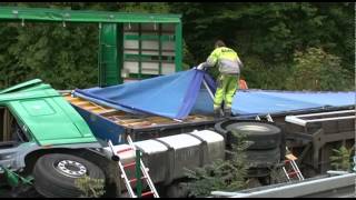 Tiertransporter auf A44 verunglückt  5000 Hühner betroffen [upl. by Ardyaf990]