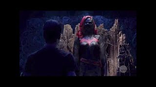 El traje de Batwoman  Kate ayuda a encontrar a Deegan  ELSEWORLDS  Parte 2  Sub Español [upl. by Uolymme413]