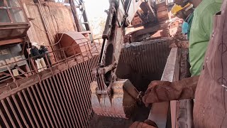 BEML BE1000 EXCAVATOR CLEANING HOPPER OF 1600 TPH KOBELCO GYRATORY CONE CRUSHER [upl. by Gorges667]