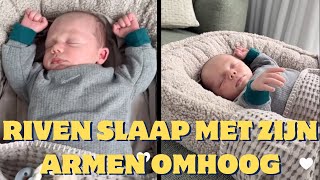 Waarom slaapt baby Enzo Knol met zijn handjes omhoog [upl. by Okimat]