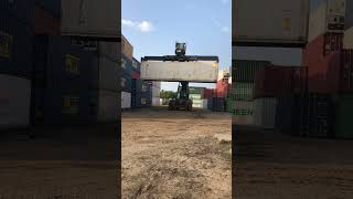 Linde Rech stacker Travel with 40RF reefercontainer reachstacker movingcontainers Linde [upl. by Ynotna]