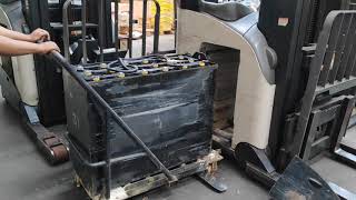 Cara memasang battery Reach Truck Forklift Crown RR [upl. by Ivey785]