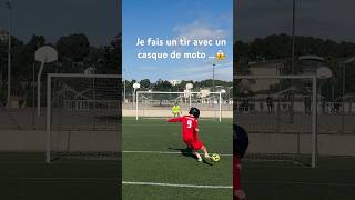 C’est du jamais vu … un tir avec un casque de moto frappes football but foot gardiendebut moto [upl. by Spiro]