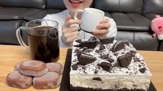 ASMR MUKBANG I 투썸 새로나온 아이스박스 홀케이크 떠서먹고 우유에 말먹해서 먹어요 😋😋 [upl. by Acebber206]