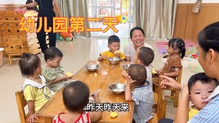 釗宇第二天上幼兒園和老師建立了感情笑嘻嘻的等著媽媽來接 [upl. by Mcmath52]