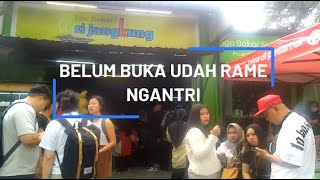 IGA BAKAR SI JANGKUNG ANTRI 2 JAM  CIPAGANTI BANDUNG kulinerbandung [upl. by Quita196]