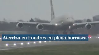 En vertical y con vientos de 80 kmh así tuvo que aterrizar este avión en Londres [upl. by Nessaj]