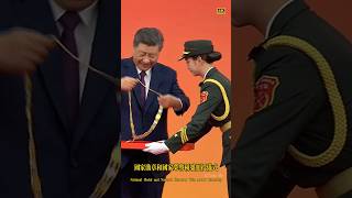 礼兵递上国家勋章习近平xijinping女兵 [upl. by Roxie]