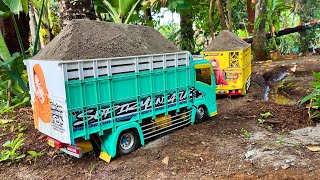 RC Truck Canter VS Giga Konvoi Bawa Material Pasir Berbatu Hampir Oleng  Sopir Miniatur truk [upl. by Dnomayd354]