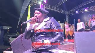 Mirinda Nyeusi akishambulia Jukwaa Arusha ktk Onyensho la Mjengoni Classic Band [upl. by Annaitsirk]