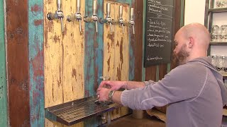 Yvelines  VoisinsleBretonneux  Un bar à bière dans le centreville [upl. by Evered]