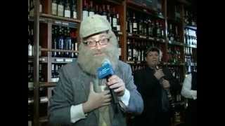 Comedian Yoely Lebowitz sings at Liquors Galore [upl. by Lattimer]