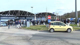 Muore incastrato nel macchinario tragedia del lavoro a Stellantis [upl. by Barthel229]