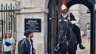 Tourist shocked and stund kings guard shouts dont touch my reins 21 June 2024 [upl. by Annabella]