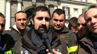 Napoli  Protesta dei vigili del fuoco precari 130315 [upl. by Zelig]