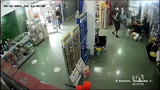 Balacera de una banda extorsionadora mientras asalta una ferretería en el noroeste de Guayaquil [upl. by Werdn]