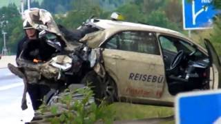 A49 Taxifahrer bei Alleinunfall schwer verletzt  Gudensberg [upl. by Eudo]