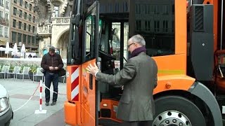 Müllabfuhr stellt neues Fahrzeug auf Marienplatz in München vor [upl. by Lubeck715]