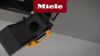 Hoe ontvet ik het filtersysteem van mijn Miele CVA 744X inbouw koffiemachine  Miele [upl. by Gavini]