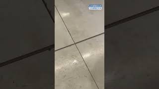 „Miroase ca în grajd” Cozi interminabile și mizerie în Aeroport Afară e soare înăuntru plouă [upl. by Jacquette529]