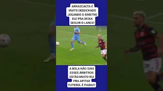 ARRASCAETA É MUITO DEBOCHADO JOGANDO O ÁRBITRO ELE PRA DEIXAR SEGUIR O LANCE A BOLA NÃO SAIU [upl. by Llennaj]