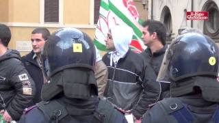 Ilva lesasperazione degli operai di Genova 29112012 a Montecitorio [upl. by Sirenay]