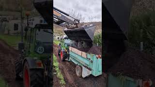 2 Trester Streuen mit dem Fendt 209 amp Rink Kompoststreuer  Beladung mit John Deere6320 Weinanbau [upl. by Greer885]