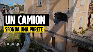 Camion dei rifiuti sfonda il muro di un palazzo a Roma “Mamma era coperta da mattoni e detriti” [upl. by Attiuqihc]