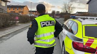 Stoppet av politiet Mamma og pappa er i karantene [upl. by Akined834]