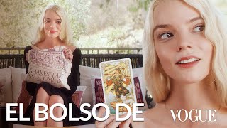 Anya TaylorJoy hablando español y lo que hay en su bolso  El bolso deVogue México y Latinoamérica [upl. by Saylor]