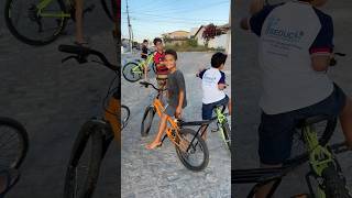 O menorzin achou o guidom de moto para colocar na sua bike montadinha 🚲 grau bike irmãosmedeiros [upl. by Ardell]