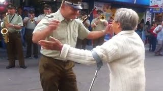 Abuelita no se aguantó y se puso a bailar con Carabineros [upl. by Clorinde]