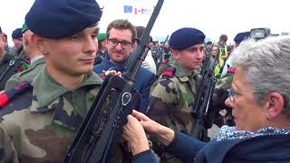 Remise de fourragère aux fusiliers marins par Geneviève Darreussecq [upl. by Laurella]