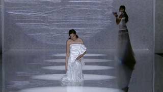 Model in wedding dress FALLS during Carlo Pignatelli 2020 bridal fashion show [upl. by Darrej]