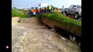 Angustioso rescate de hombre que iba siendo arrastrado por arroyo [upl. by Zaria765]