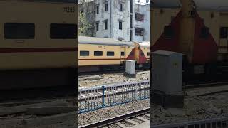 Diesel Locomotives engine Aarive VS Electric Loco enginemumbai trainindianrailwaytravelrailway [upl. by Latrena983]