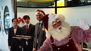 Amsterdam Schiphol Christmas Surprise  Singapore Airlines [upl. by Nwahsram]