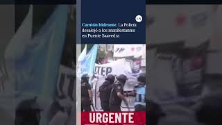 Tensión en Puente Saavedra la Policía desalojó a los manifestantes con camiones hidrantes [upl. by Ssegrub]