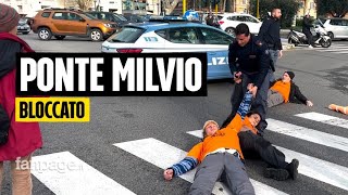 Ultima Generazione blocca Ponte Milvio le reazioni degli automobilisti quotRagazzi vi do 5 minutiquot [upl. by Sahpec]