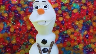 OLAF joins Elsa and Anna toddlers in ORBEEZ  Playing in Orbeez [upl. by Hammerskjold]