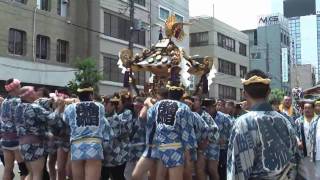 浅草五丁目付近を、浅草馬三の神輿とお囃子「浅柳会」の山車 三社祭 [upl. by Gianni]