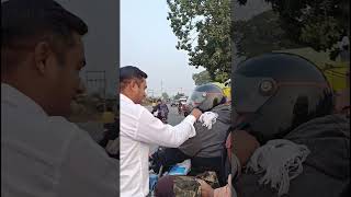 आगे पुलिस चेकिंग है तो हेलमेट लगा लीजिए [upl. by Sapers]