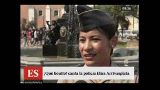 Mujer policía se hace famosa al cantar la bachata Qué bonito [upl. by Notlim81]