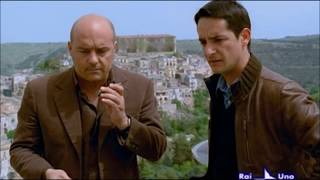 Il commissario Montalbano Escenas graciosas S07 E02 2  Le ali della Sfinge [upl. by Rebmeced]